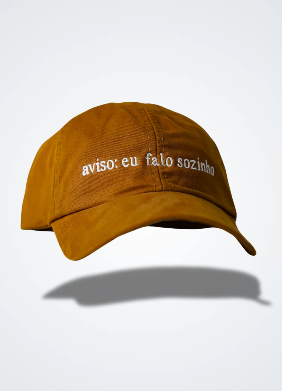 Boné Aviso: eu falo sozinho - Caramelo