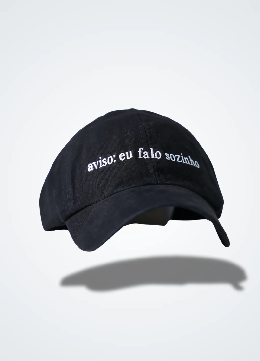 Boné Aviso: eu falo sozinho - Preto